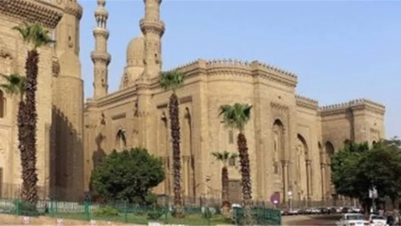 سقوط الغطاء الزجاجي لأحد أباليك الثريا بمسجد الرفاعي
