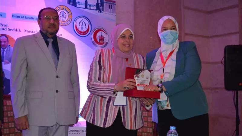 مؤتمر قسم الأمراض الباطنة بطب الأزهر بأسيوط يكريم قيادات الجامعة وأساتذة أمراض الباطنة