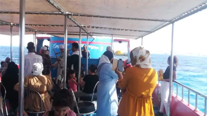 رحلة ترفيهية بغواصة بحرية لمرضى الغسيل الكلوى بالغردقة