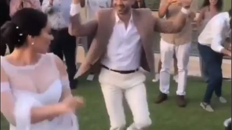 محمد فراج يشعل السوشيال ميديا برفقة بسنت شوقى فى وصلة رقص بحفل زفافهما.. فيديو