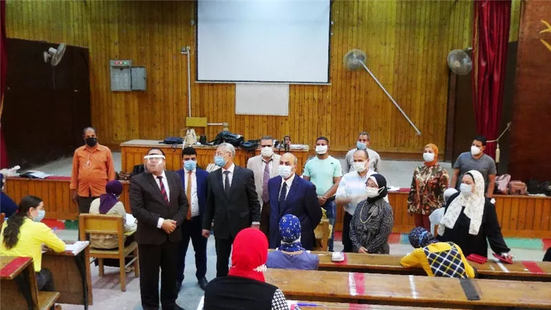 رئيس جامعة المنيا يشيد بمشروع طلاب تكنولوجيا التعليم اثناء الامتحانات