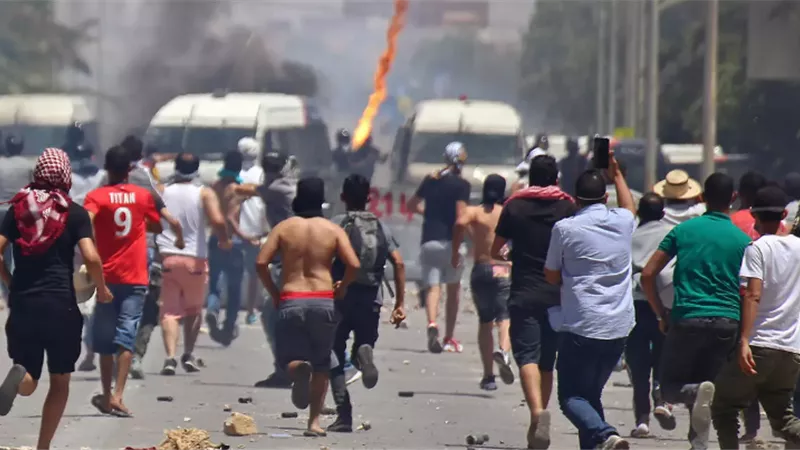 سحله وجرده من ملابسه.. اشتباكات عنيفة بين محتجين والشرطة التونسية بعد الاعتداء على طفل