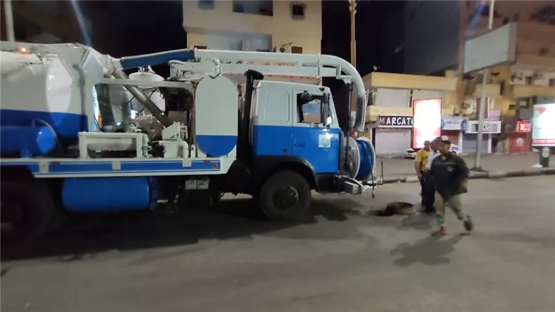 حملة تطهير لشبكات الصرف الصحي بمنطقة التليفزيون بالأقصر