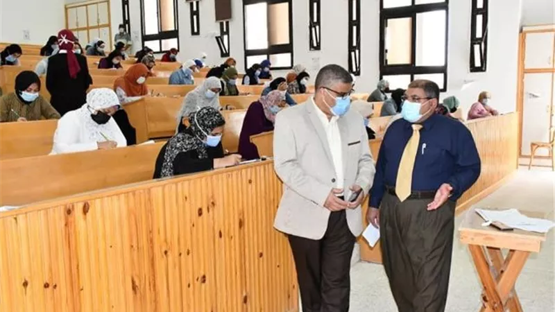رئيس جامعة قناة السويس يتفقد سير الامتحانات النظرية.. بالصور
