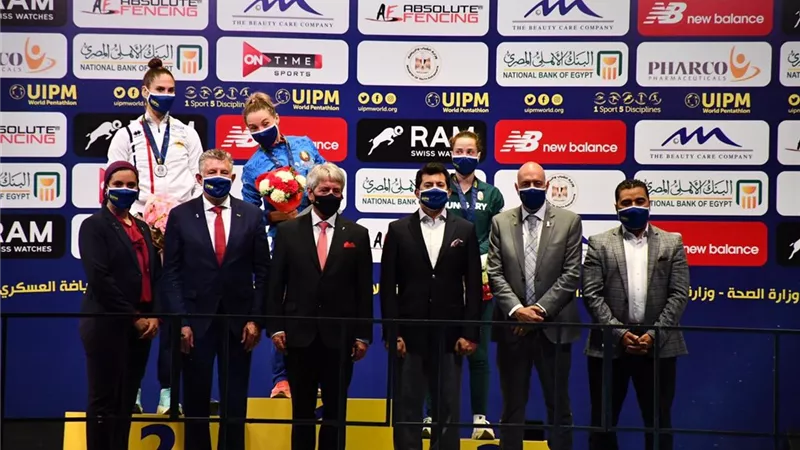 وزير الرياضة ورئيس الاتحاد الدولي للخماسي يتوجان الفائزين في منافسات فردي وفرق السيدات ببطولة العالم