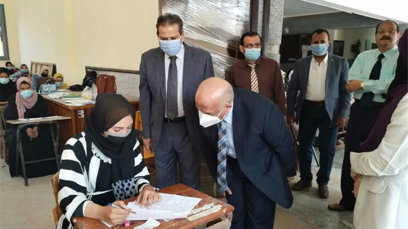 نائب رئيس جامعة الزقازيق يتفقد أعمال الامتحانات بكلية التربية النوعية في أسبوعها الثانى