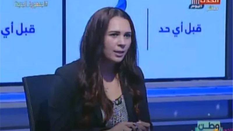 خبيرة اتصالات تشرح مفهوم الألياف الضوئية واستخداماتها.. فيديو