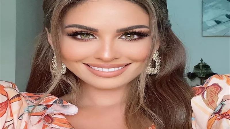 بألوان مبهجة .. إطلالة جذابة للنجمة مى سليم