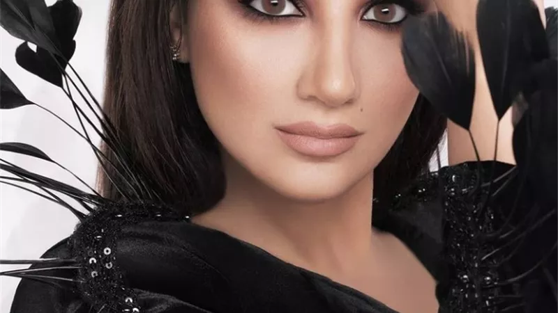 شاهد.. مى عمر تبهر متابعيها بنظرة ساحرة