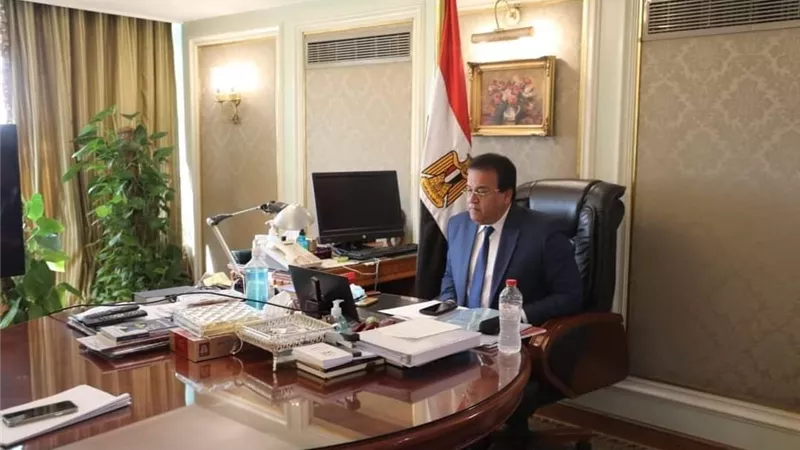 وزير التعليم العالى يستعرض تقريرا حول جهود مركز بحوث وتطوير الفلزات