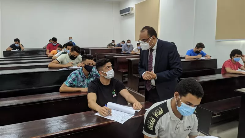 رئيس جامعة بني سويف التكنولوجية يتفقد امتحانات نهاية العام