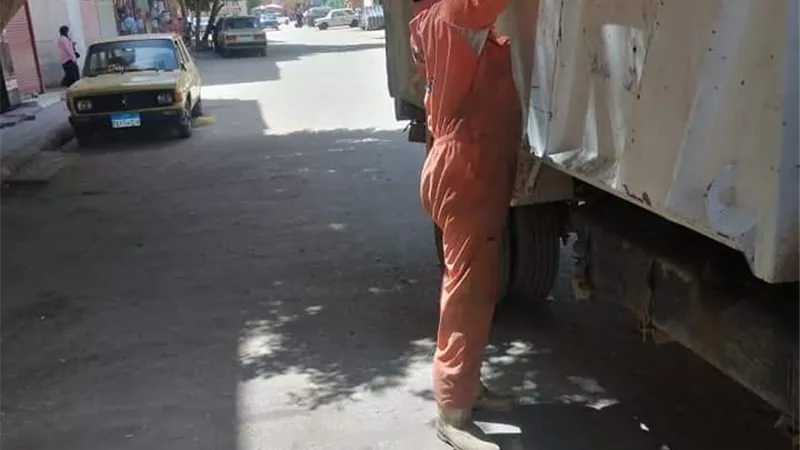 متابعة أعمال النظافة ورفع القمامة في حي غرب سوهاج..صور