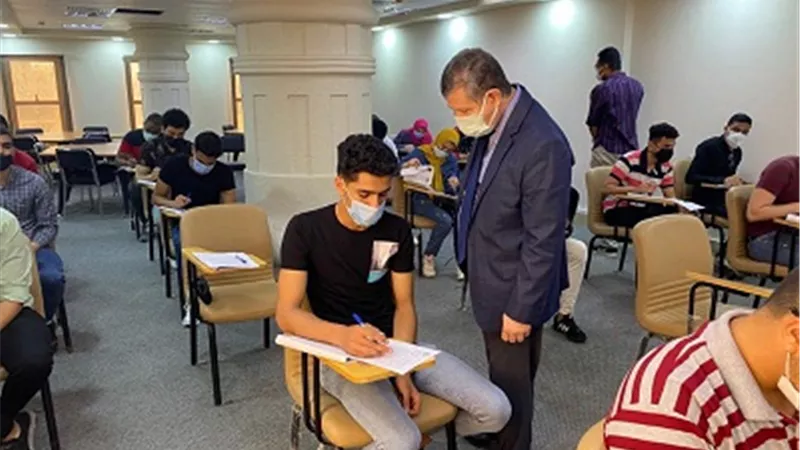رئيس جامعة مطروح يتفقد لجان الامتحانات بكلية الذكاء الاصطناعي