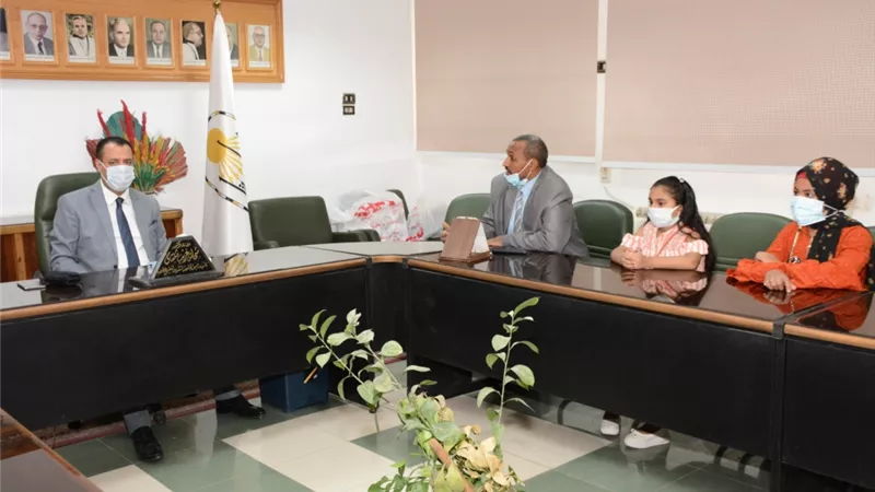 أطفال معهد جنوب مصر للأورام يكرمون نائب رئيس جامعة أسيوط