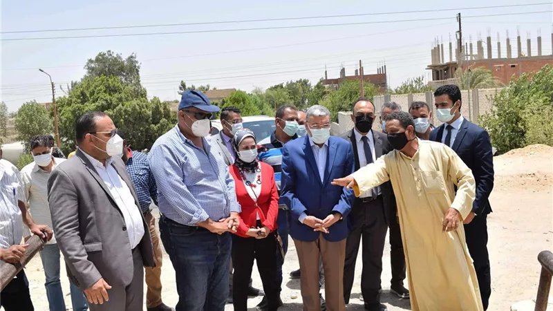 جولة ميدانية لمحافظ المنيا لمتابعة مشروعات حياة كريمة بالقرى