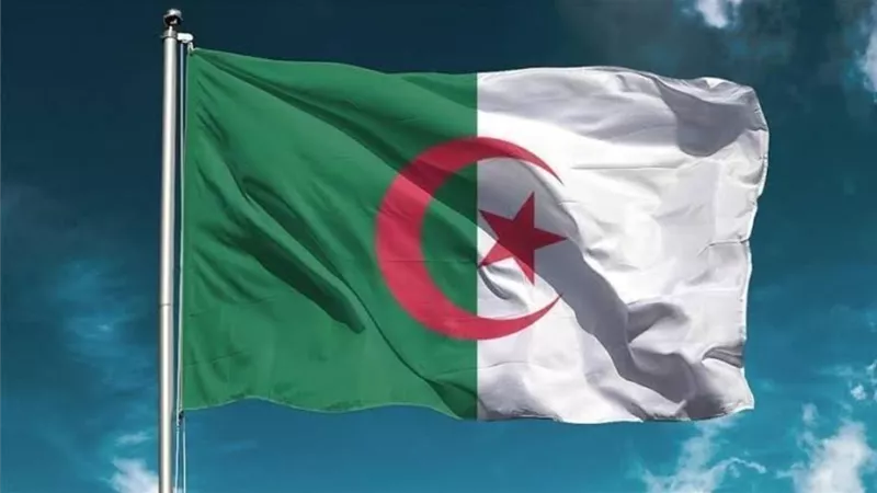 رئيس الوزراء الجزائرى يدلى بصوته فى الانتخابات التشريعية