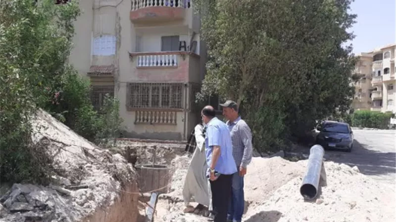 رئيس مدينة الغردقة يتابع اعمال الحفر بمبارك 8 و الانتهاء خلال الأسبوع الجارى
