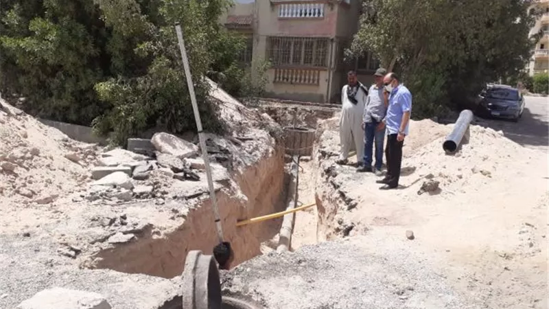 رئيس مدينة الغردقة يتابع أعمال الحفر فى مبارك 8 .. بالصور