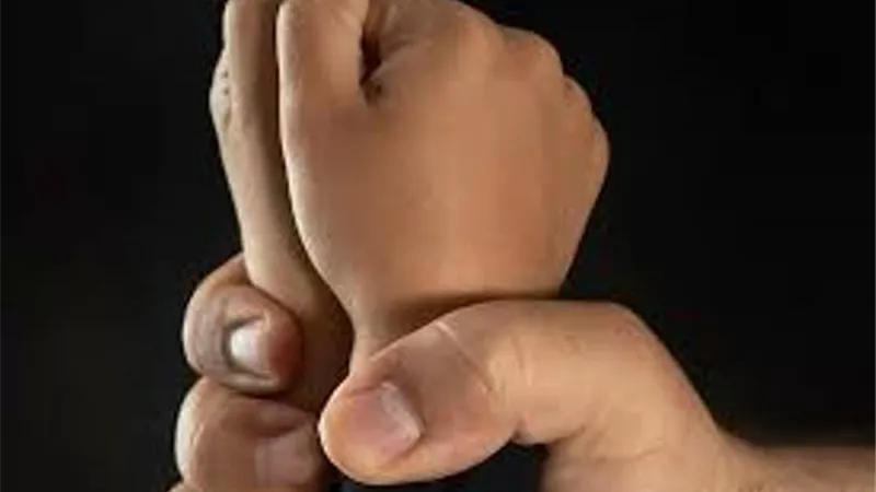 الاب استعان بشقيقه لضرب طفليه بسبب الخلافات الزوجية