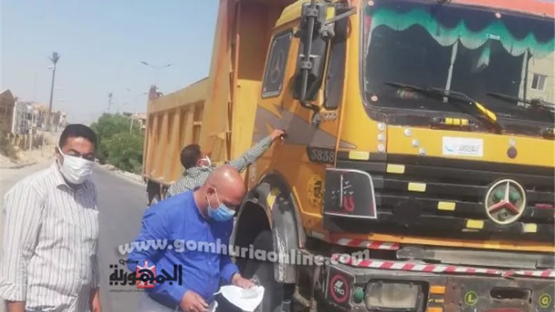 جهاز الشروق يضبط 14 مركبة مخالفة فى المدينة بالتعاون مع شرطة التعمير.. بالصور