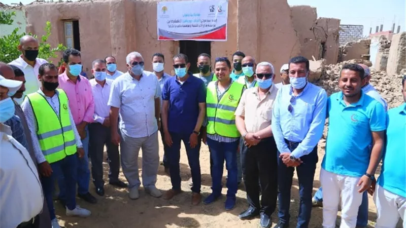 محافظ الوادي الجديد يطلق إشارة البدء لإعادة اعمار قريتي جورمشين والجزائر