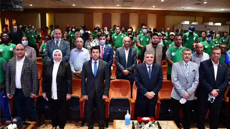 رئيس هيئة قناة السويس يستقبل وزير الشباب والمشاركين بمنحة ناصر للقيادة الدولية