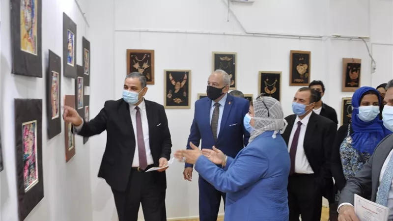 رئيس جامعة كفرالشيخ يفتتح 5 معارض فنية لطلاب النوعية