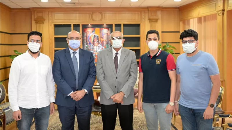 جامعة المنصورة تكرم ثلاثة طلاب عثروا على مبلغ مالي