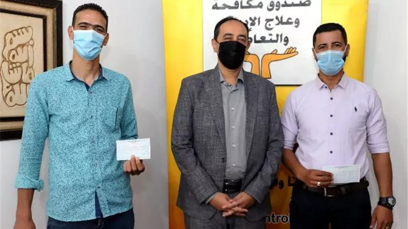مكافحة الإدمان يسلم دفعة جديدة من المتعافين قروضا بـ 5 مليون جنيه لإنشاء مشروعات صغيرة لهم..صور