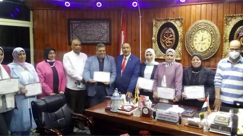 وكيل وزارة تعليم مطروح يكرم الحاصلين على الدكتوراه والماجستير من العاملين