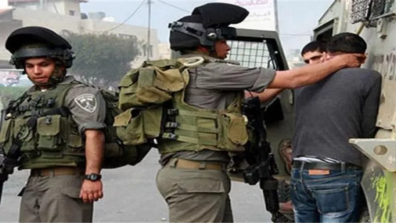 قوات الاحتلال تعتقل خمسة فلسطينيين من محافظة الخليل