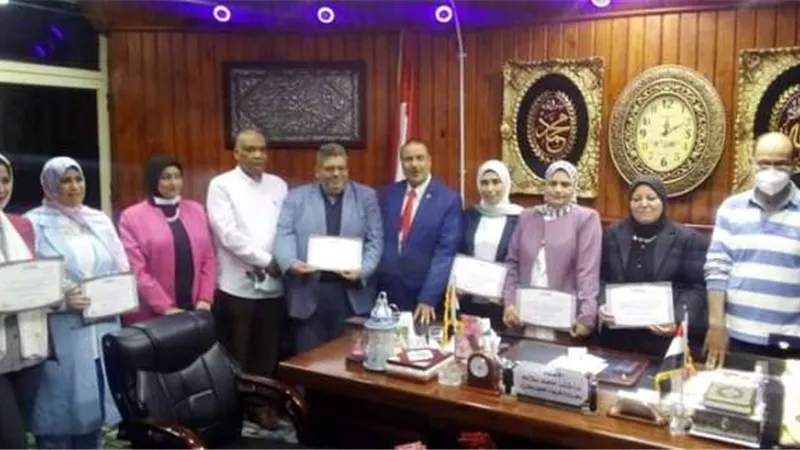 وكيل وزارة تعليم مطروح يكرم الحاصلين على الدكتوراه والماجستير من العاملين