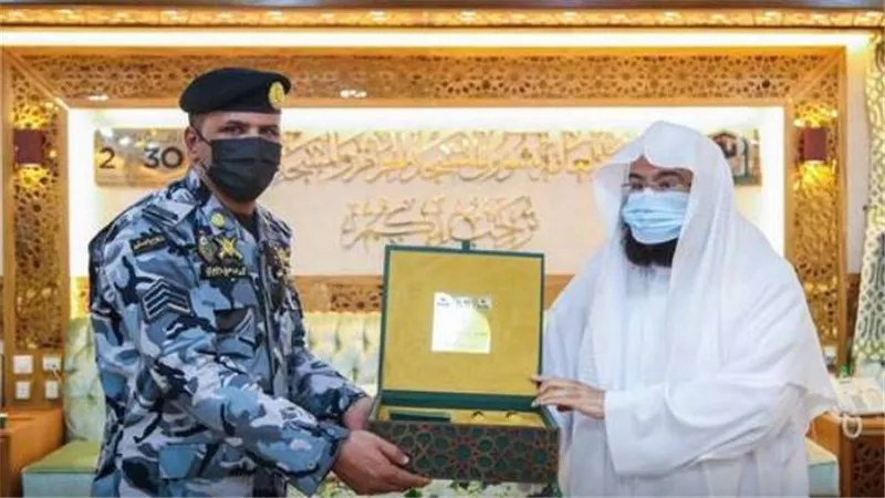 السعودية.. السديس يكرم رجل الأمن في واقعة 