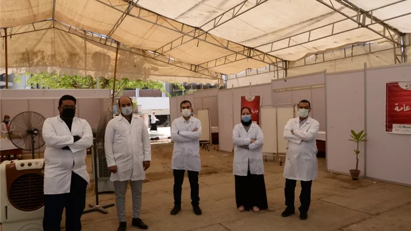 رئيس جامعة أسيوط يقوم شخصياً بالكشف الطبي على أحد الطلاب خلال تفقده لمقرات المبادرة الصحية الشاملة لاتحاد طلاب الجامعة