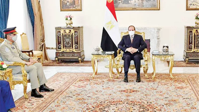 السيسي بحث مع رئيس هيئة الأركان الباكستانية تعزيز التعاون العسكري
