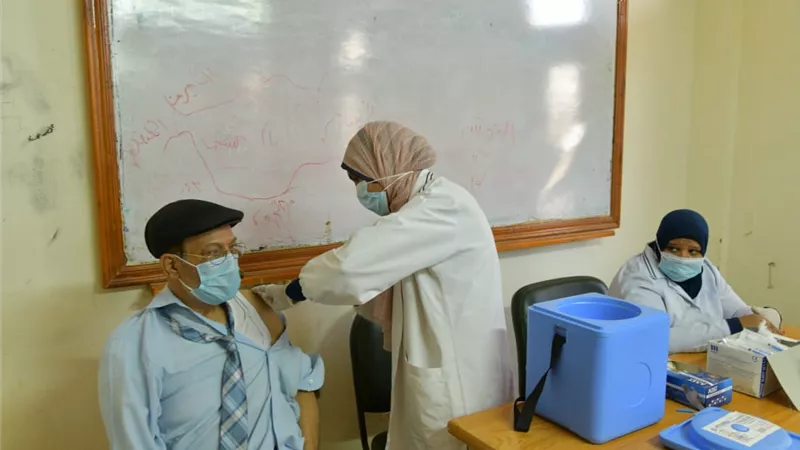 تطعيم ١٩٦ عضو هيئة تدريس وادارى بجامعة الوادى الجديد