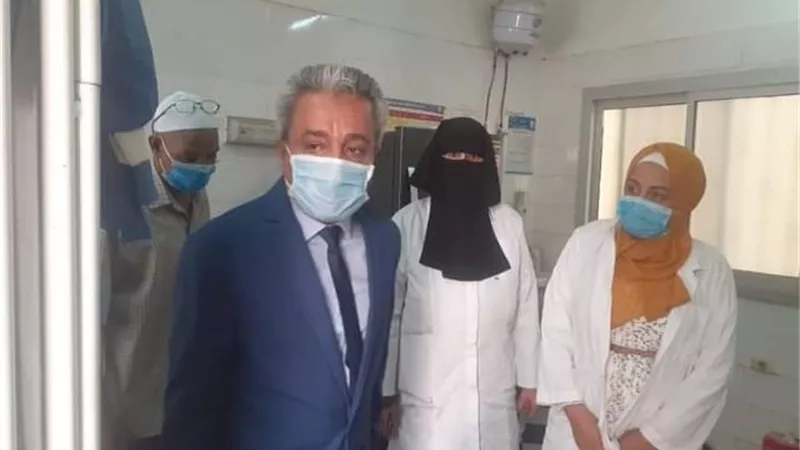 وكيل وزارة الصحة بقنا يتفقد مركز تلقى لقاح كورونا فى قفط.. بالصور
