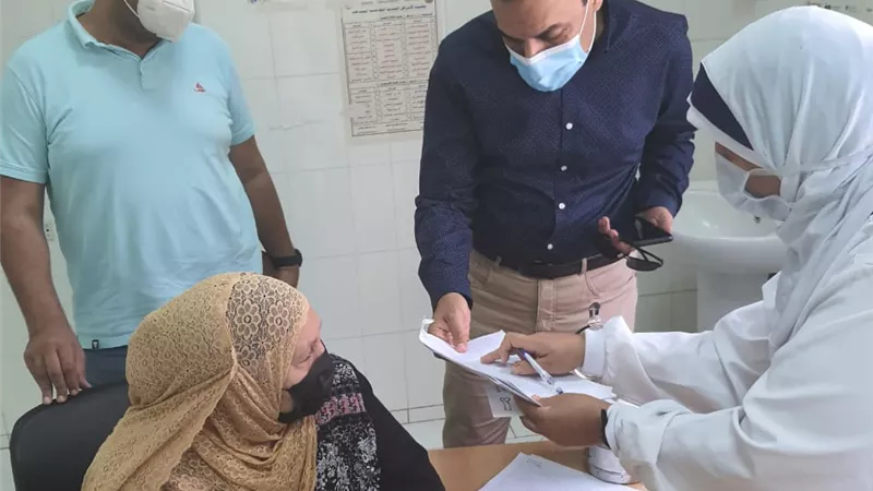 وكيل الصحة بدمياط يفاجئ مركز تلقي التطعيم ضد كورونا ويناشد المواطنين سرعة تسجيل بياناتهم