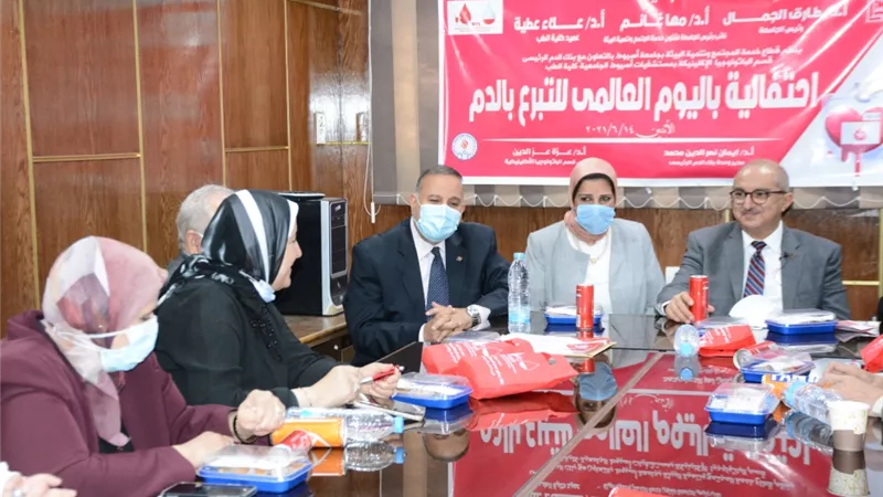 رئيس جامعة أسيوط يكرّم العاملين ببنك الدم الرئيسي صحة المرأة