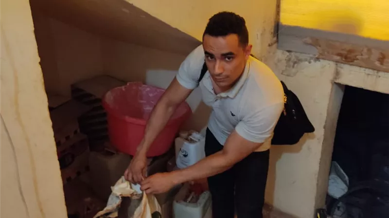 ضبط مصنع غير مرخص لإنتاج المشروبات الصناعية بدكرنس و260 لتر عصائر وإعدام 130 لتر مواد ملونه