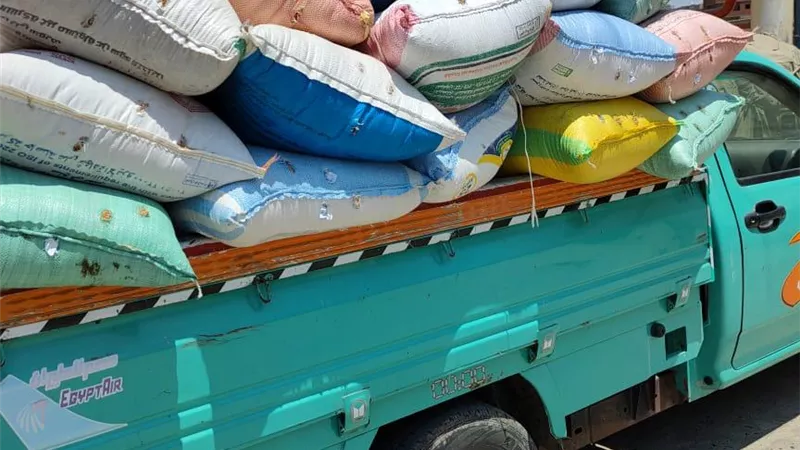 ضبط سيارة نصف نقل مُحملة بـ3 أطنان ونصف طن قمح به حشرات وسوس، قبل توريدها إلي أحد الصوامع