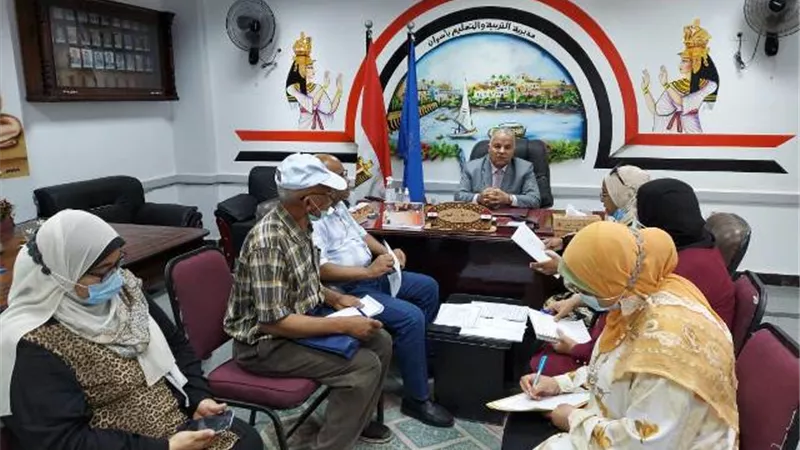 مدير تعليم أسوان يستعرض خطة الأنشطة والأندية الصيفية ..صور