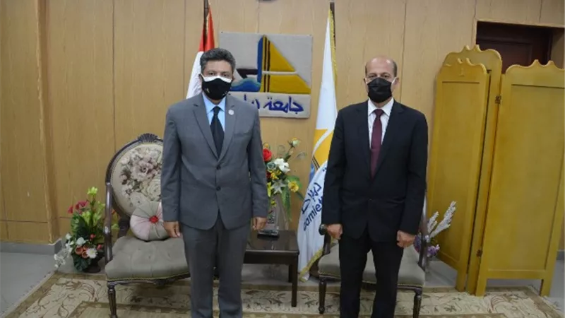 رئيس جامعة دمياط يشكر عميد كلية الزراعة لرعايته المساحات الخضراء بالحرم الجديد