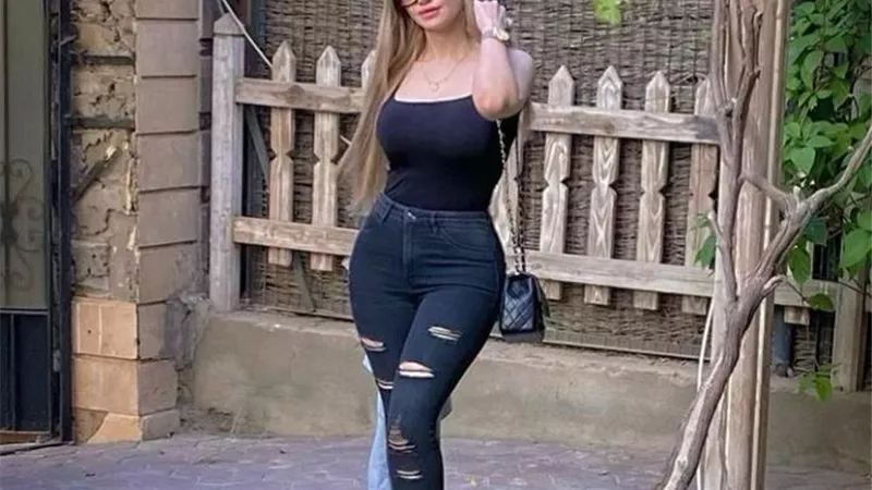 ياسمين الخطيب تداعب متابعيها بإطلالة جذابة عبر إنستجرام