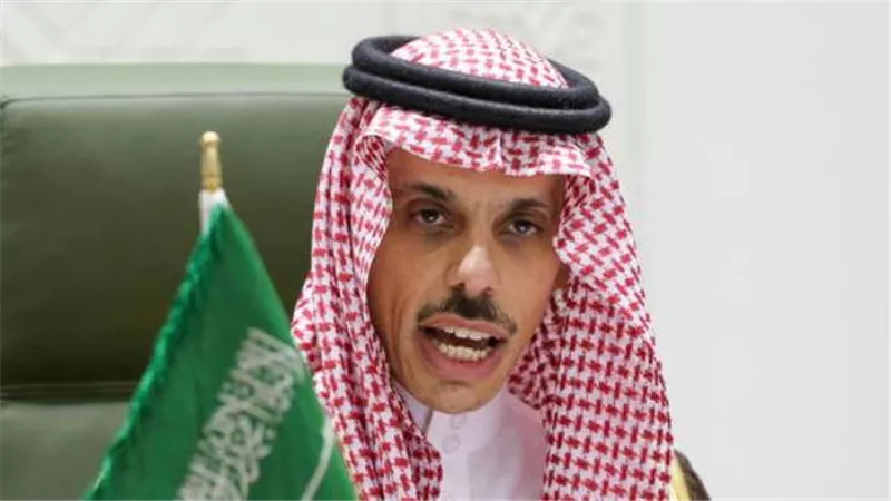 وزير الخارجية السعودي يتلقى رسالة خطية من نظيره القطري
