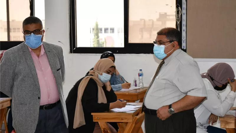 رئيس جامعة القناة يؤكد.... ١٤٣٨٣ طالب وطالبه ادوا الإمتحانات بالجامعة اليوم