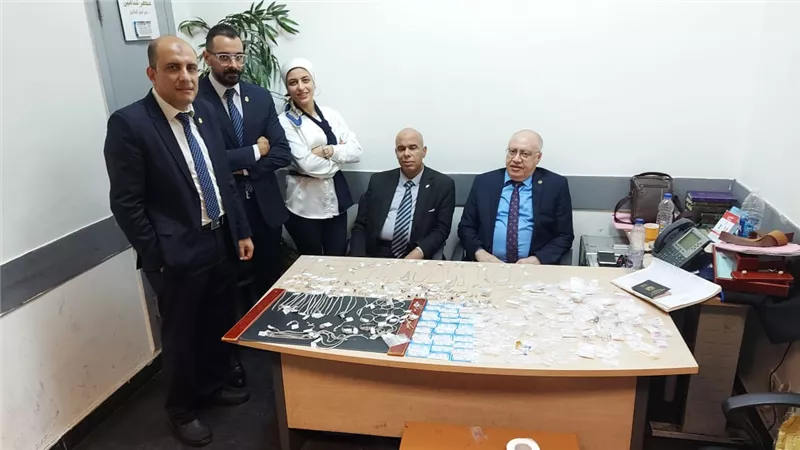 ضبط راكبة تحاول تهريب كمية كبيرة من المشغولات الذهبية المرصعة بالاحجار الكريمة وفصوص الألماس حول جسدها