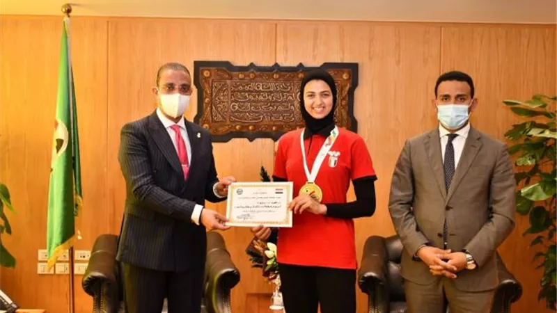 محافظ الفيوم يكرّم اللاعبة ميسون إيهاب ثالث أفريقيا فى التايكوندو.. بالصور