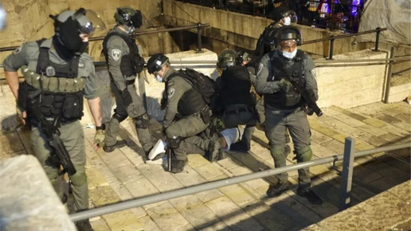 القوات الإسرائيلية تعتدى بالضرب على شبان فلسطينيين في ساحة باب العامود