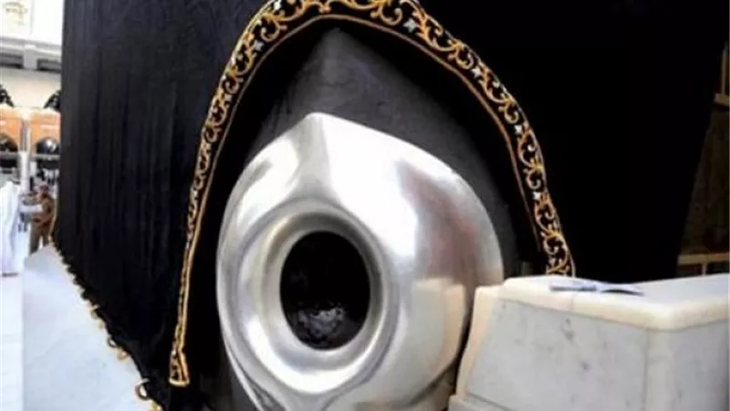 حكم تقبيل الحجر الأسود وملامسته في أزمنة الوباء؟ .. المفتي يجيب